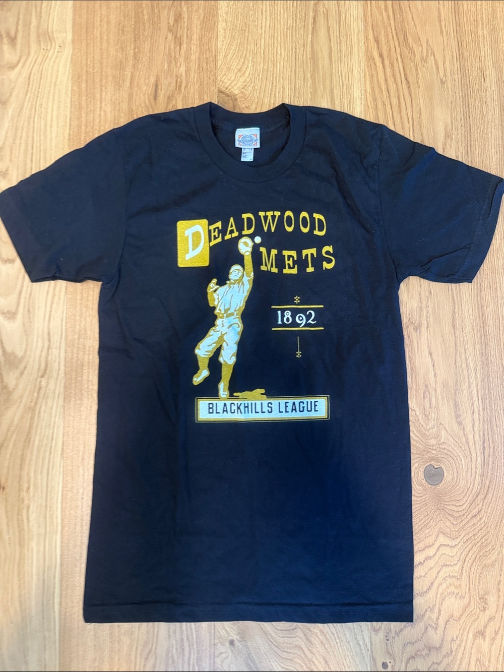 Ebbets Field Flannels Black Deadwood Mets Graphic Tee - size small